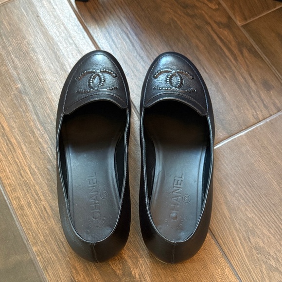 CHANEL Black Loafers - Picture 2 of 16